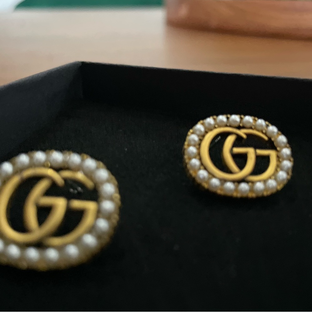 GG Pearl and brassy hardware earrings